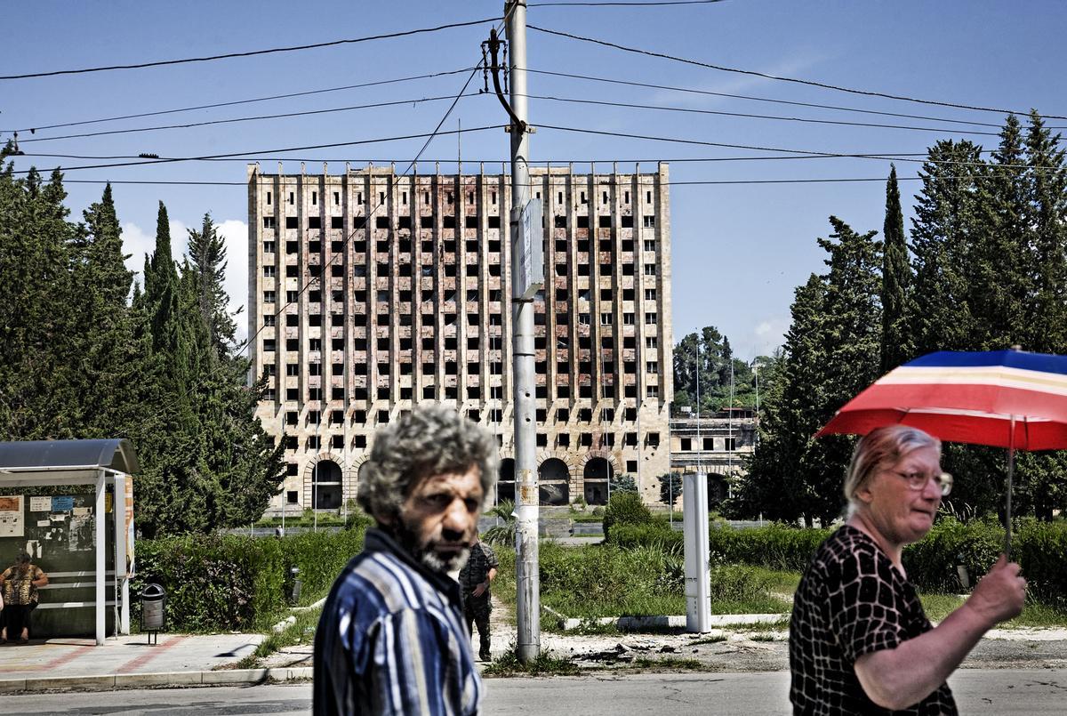 El edificio del gobierno de Abjasia, donde se refugiaron las últimas fuerzas georgianas antes de la toma de Sujumi por los abjasios, destruído durante la Guerra de 1993 y que aún permanece tal cual desde entonces.