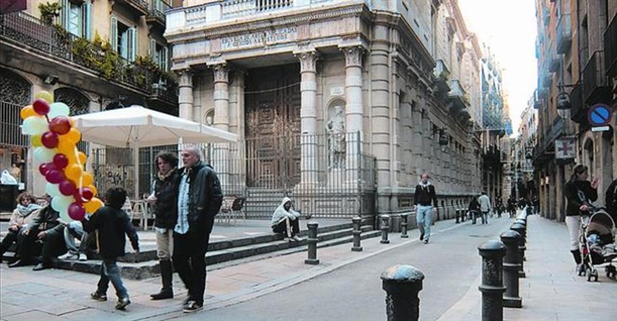 La plaça de la Verònica, el carrer d’Avinyó i el vell Casino Mercantil, ahir.