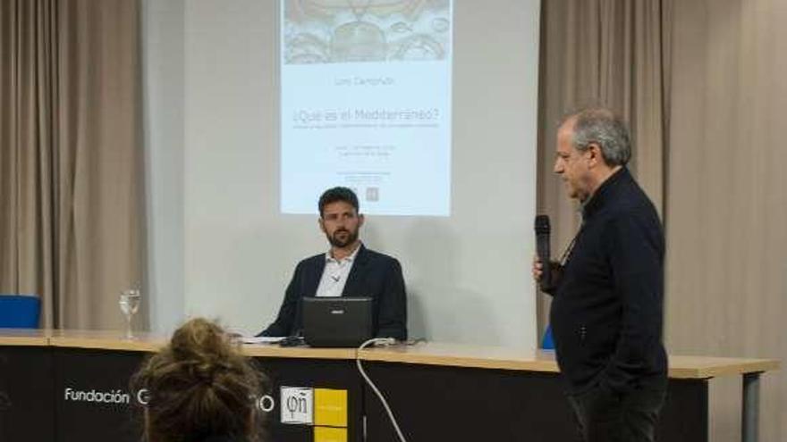 Gustavo Bueno Sánchez, de pie, presenta a Lino Camprubí, ayer, en la sede de la Fundación Gustavo Bueno.