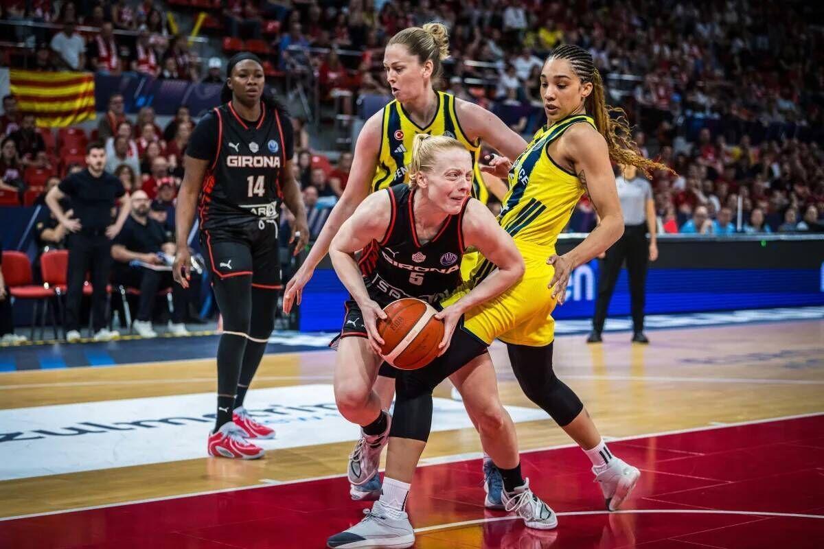Klara Holm trata de penetrar entre dos jugadoras del Fenerbahçe, este viernes en Zaragoza.
