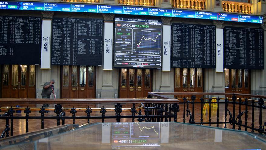 La Bolsa española abre con ganancias del 0,17 % y roza los 8.800 puntos