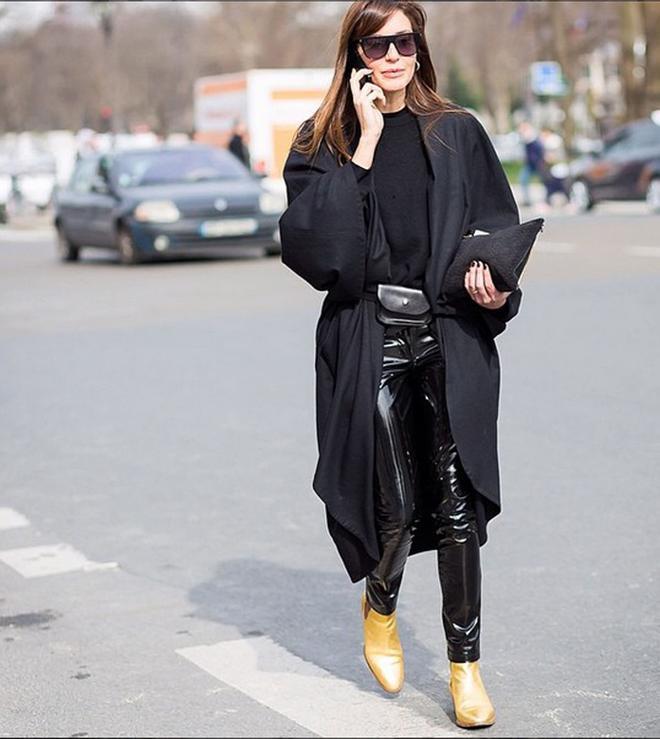 Street Style con tendencia de botines dorados
