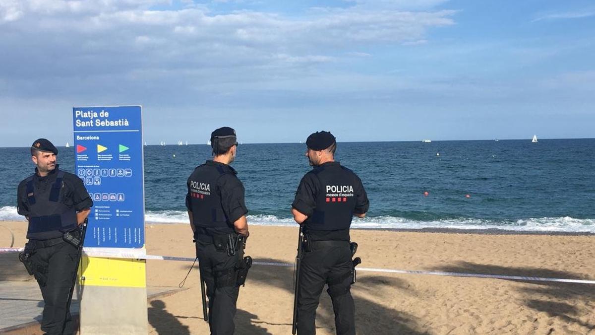 Dos agentes de los Mossos salvan una chica de ahogarse en la playa de la Barceloneta