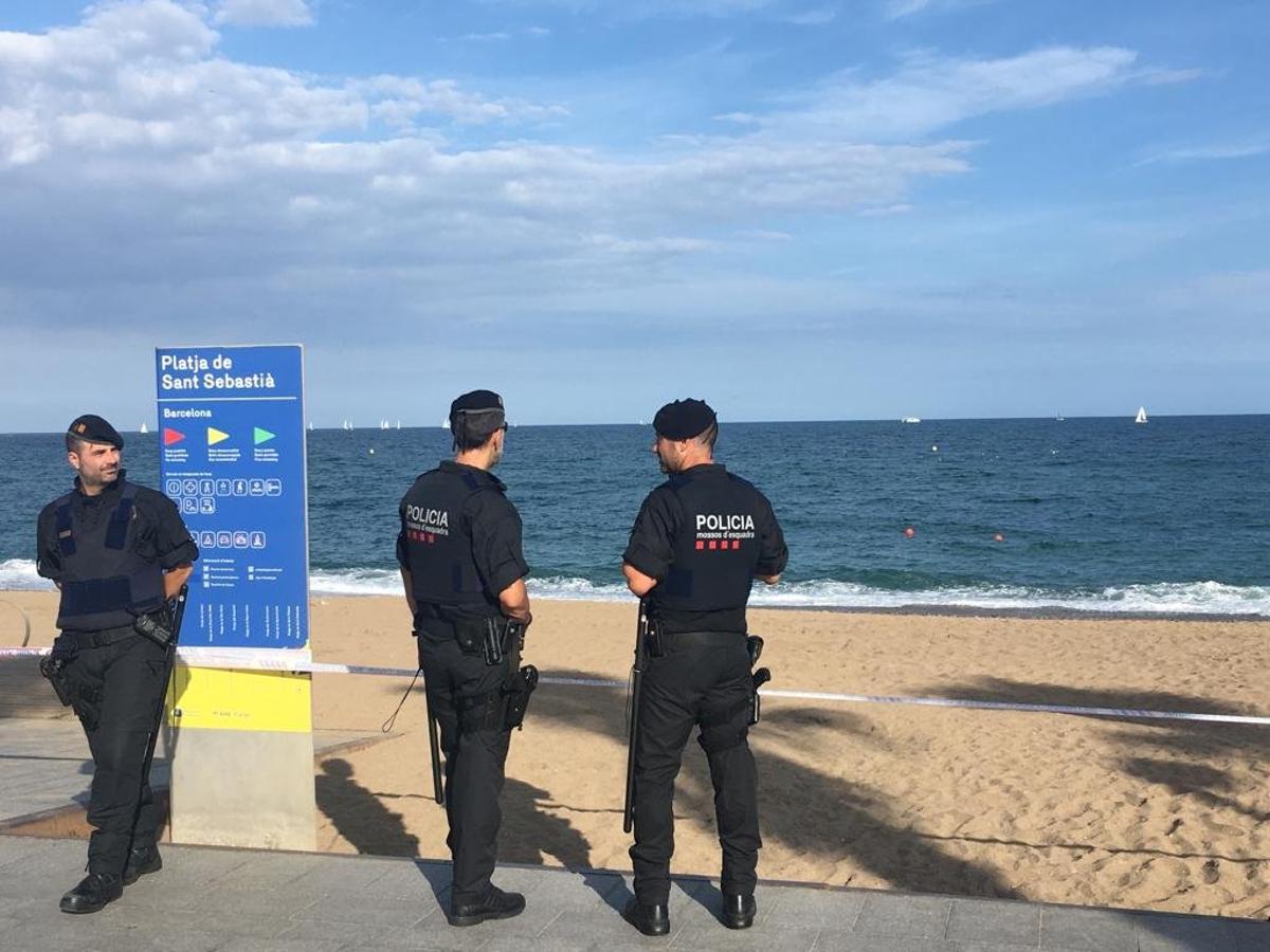 Dos mossos salven una jove d’ofegar-se a la platja de la Barceloneta de matinada Dos mossos salven una jove d’ofegar-se a la platja de la Barceloneta de matinada