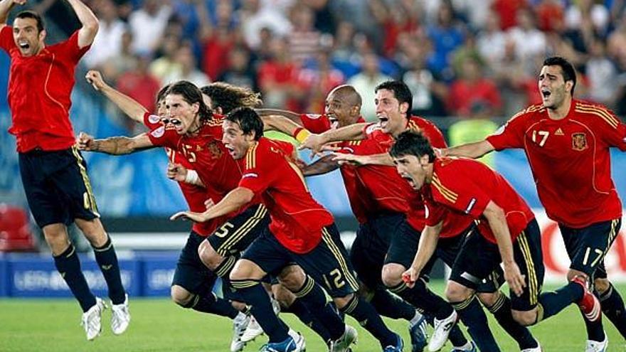 Los jugadores españoles corren hacia Cesc Fábregas y Casillas para celebrar la victoria ante Italia desde el punto de penalti.