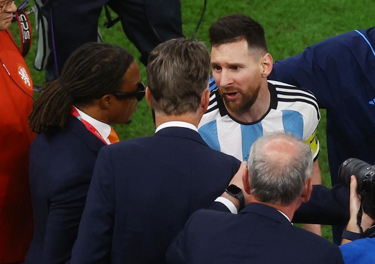 Messi habla con Van Gaal y Davids al final del partido.