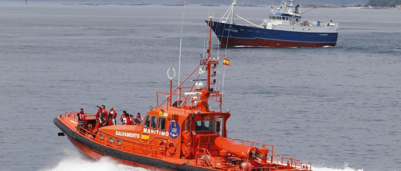 La Salvamar Mirach, en la ría de Vigo durante un simulacro de accidente aéreo en alta mar. // Alba Villar