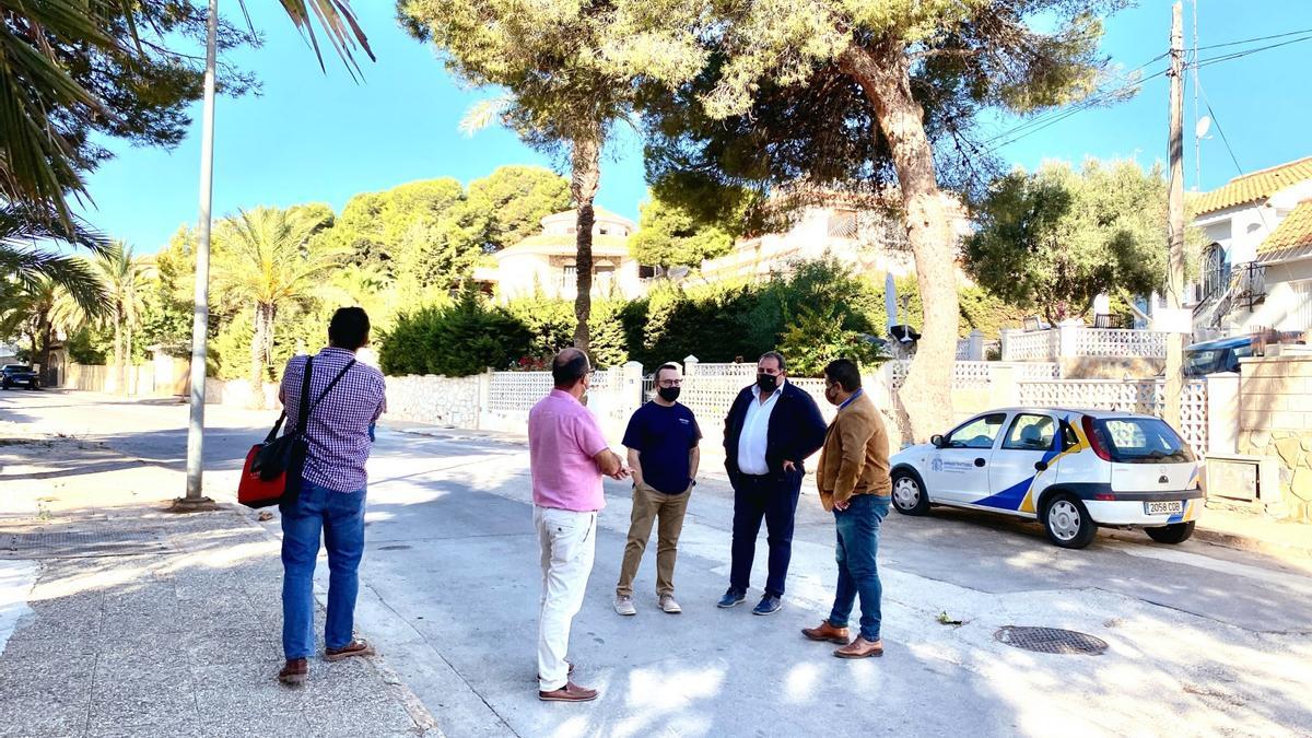 Imagen de la visita al vial en el Ayuntamiento proyecta los colectores de pluviales