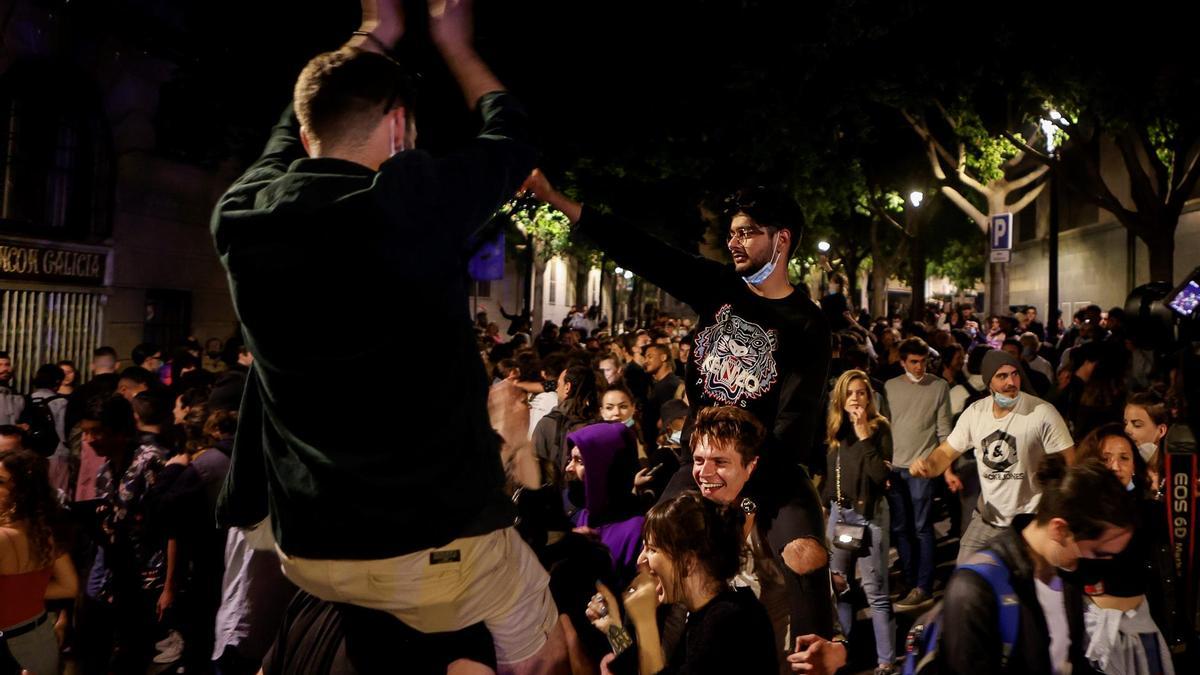 Decenas de jóvenes celebran junto al Passeig de Lluis Companys de Barcelona, el fin del estado de alarma en Cataluña