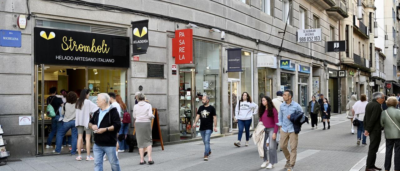 Inicio de la calle Michelena, con prácticamente todos los locales ocupados