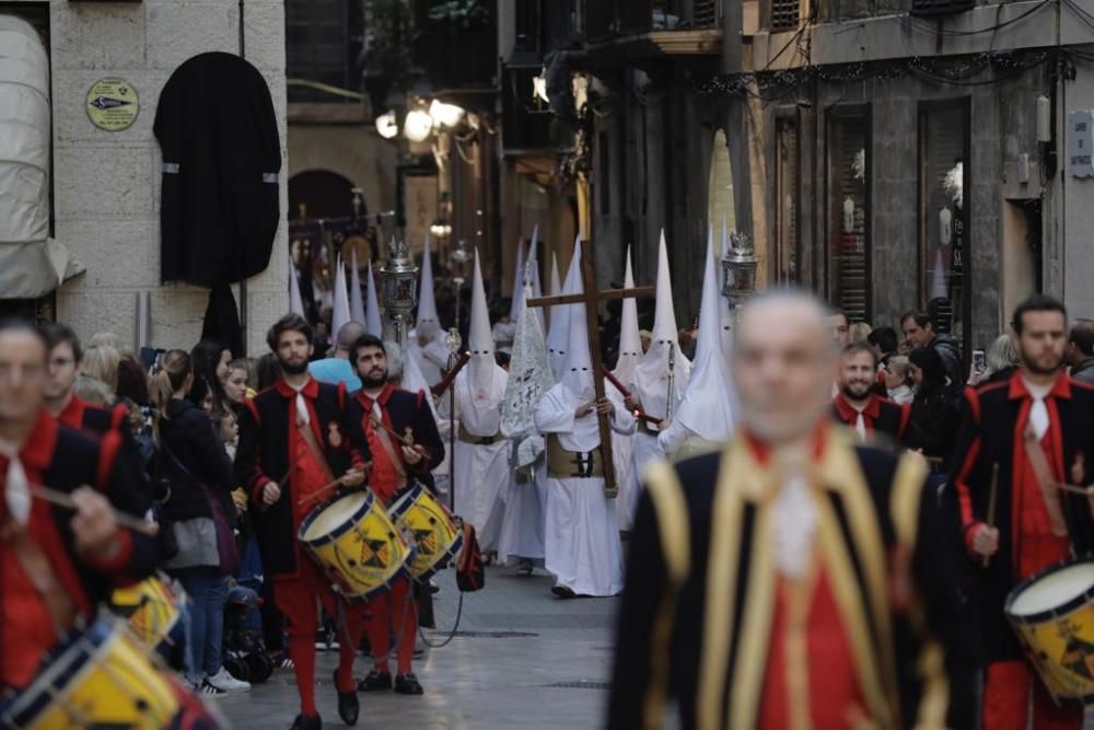 La procesión del Santo Entierro transcurre por el centro de Palma