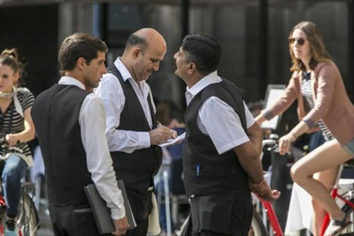 Trabajadores de hostelería, una de las actividades con sueldos más bajos. Trabajadores de hostelería, una de las actividades con sueldos más bajos.