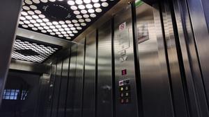 Interior de un ascensor en una finca privada