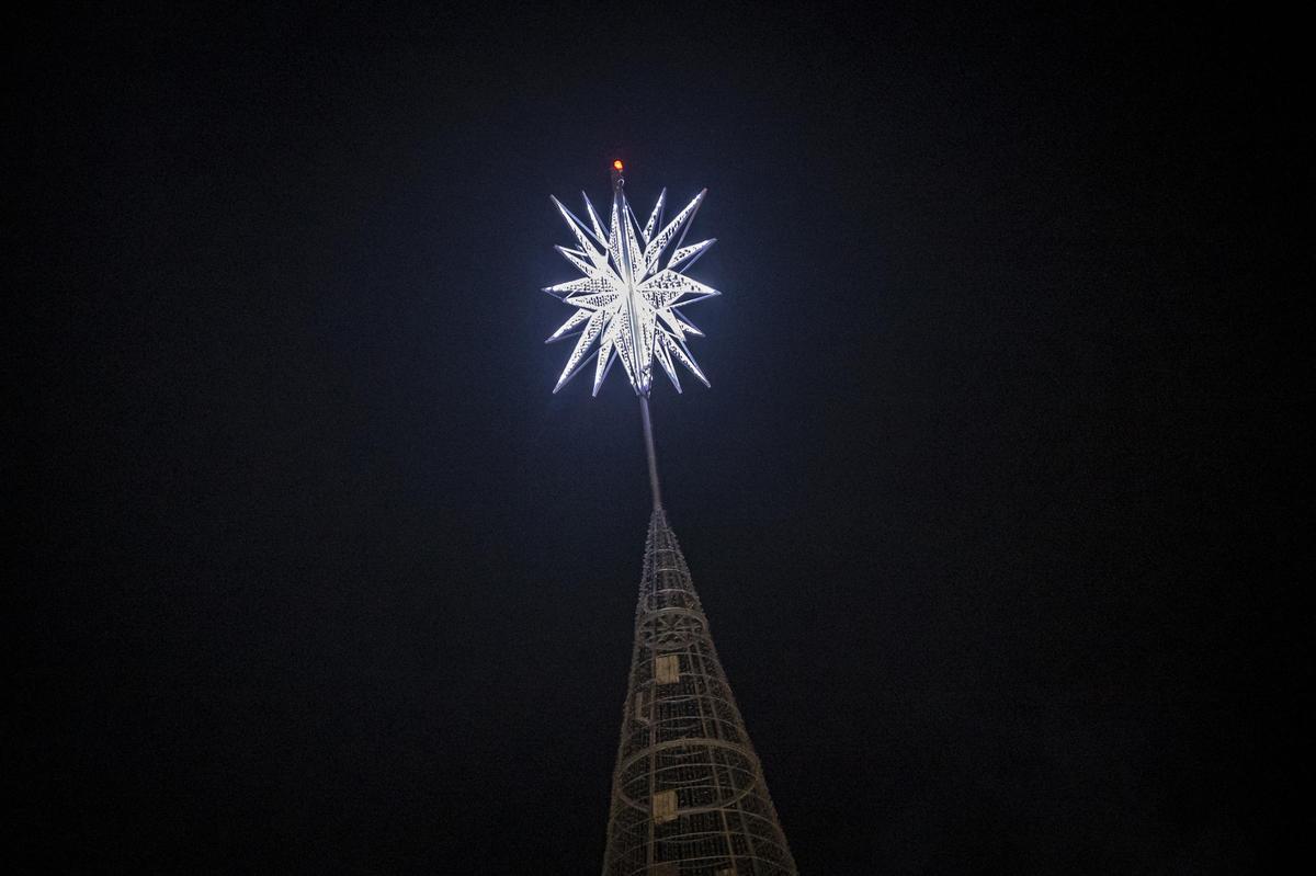 El superárbol de Navidad de Badalona. Badalona ha encendido ya las más de 82.000 luces píxel que componen su tan mediático ‘superárbol’ de Navidad.