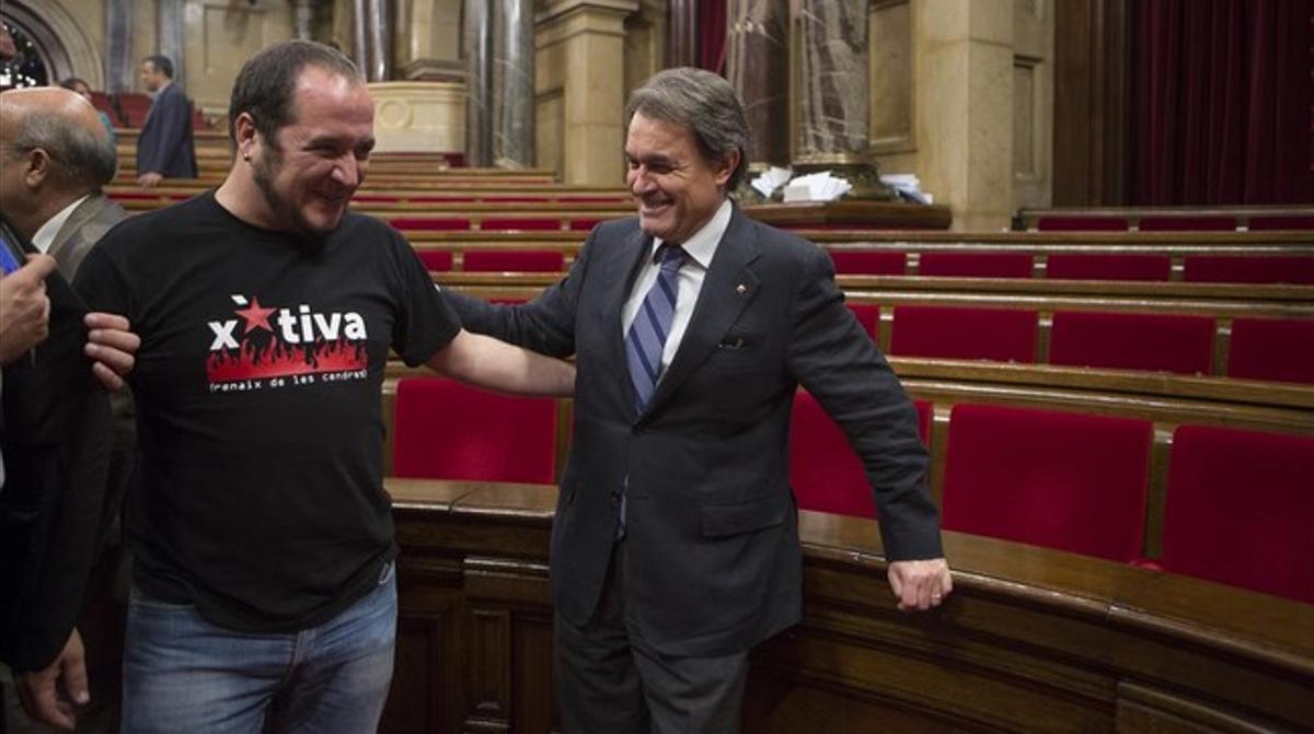 David Fernàndez, con Artur Mas y la camiseta de Xàtiva, en el último pleno de esta legislatura, el 24 de julio.