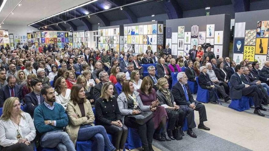 Los invitados, ayer, en el recinto de la Autoridad Portuaria durante la entrega de premios de la Bienal de Cartelismo Terras Gauda. // C. Graña.