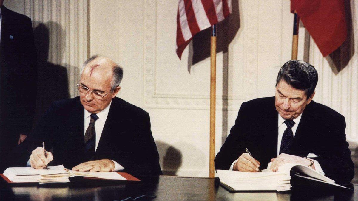 Mikhail Gorbachev y Ronald Reagan sellan el acuerdo nuclear.