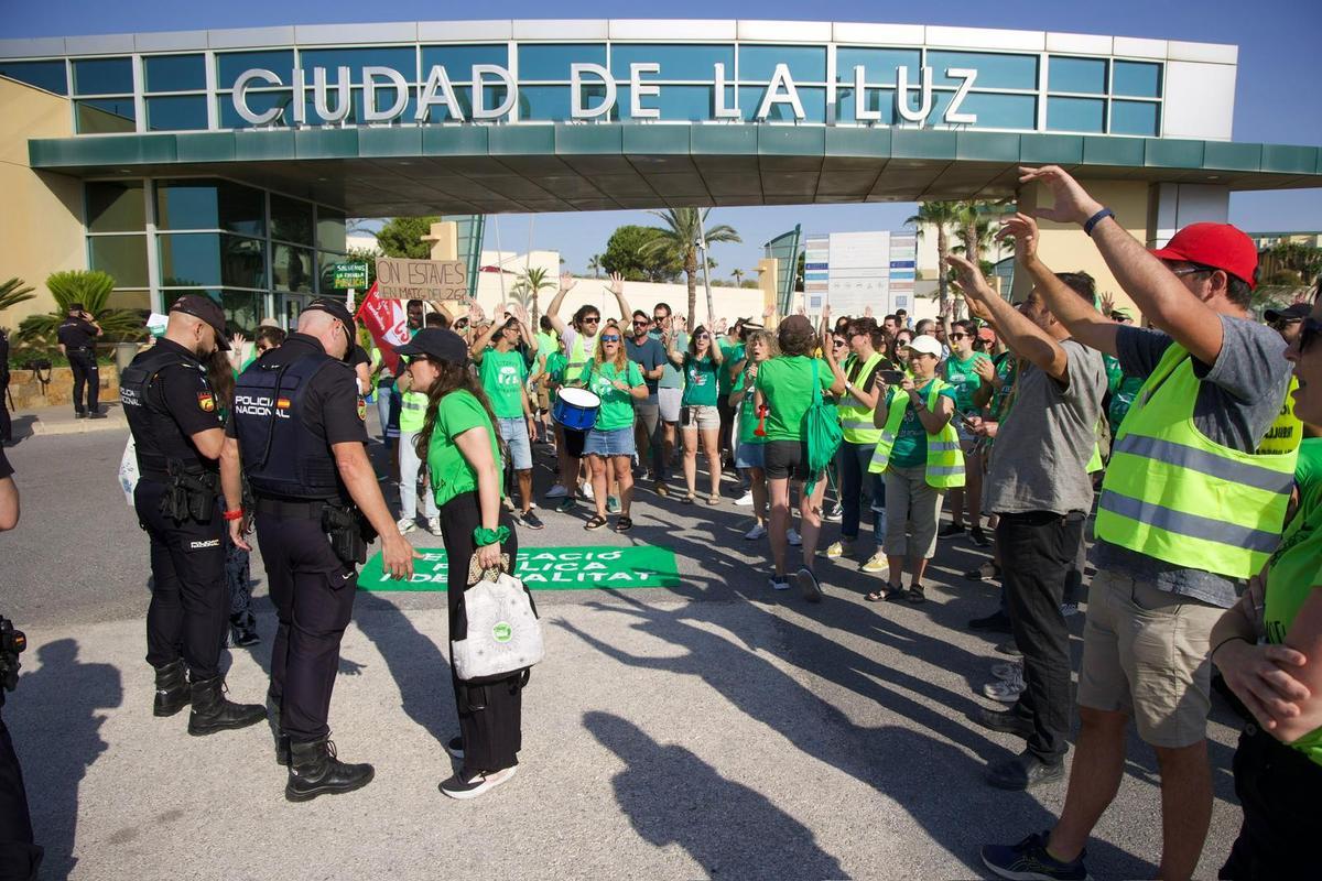 Profesores llevan su protesta a Ciudad de la Luz durante la visita de Pérez Llorca
