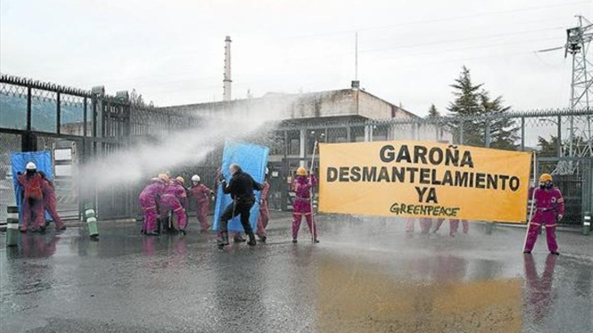 Miembros de Greenpeace reciben manguerazos para evitar su acceso a la central, ayer en Garoña.