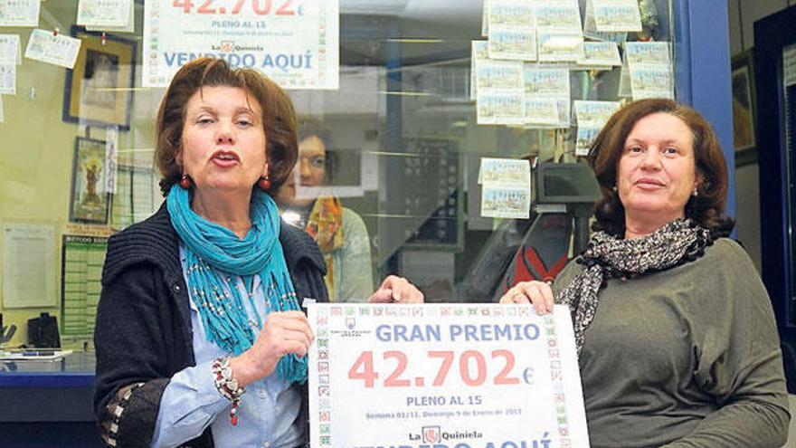 Carmela Díaz (izq.) junto con su compañera, son las loteras y también integrantes de la peña.  // R. Vázquez