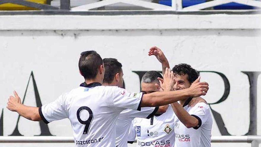 Los jugadores del Caudal celebran el tanto ante el Lealtad.