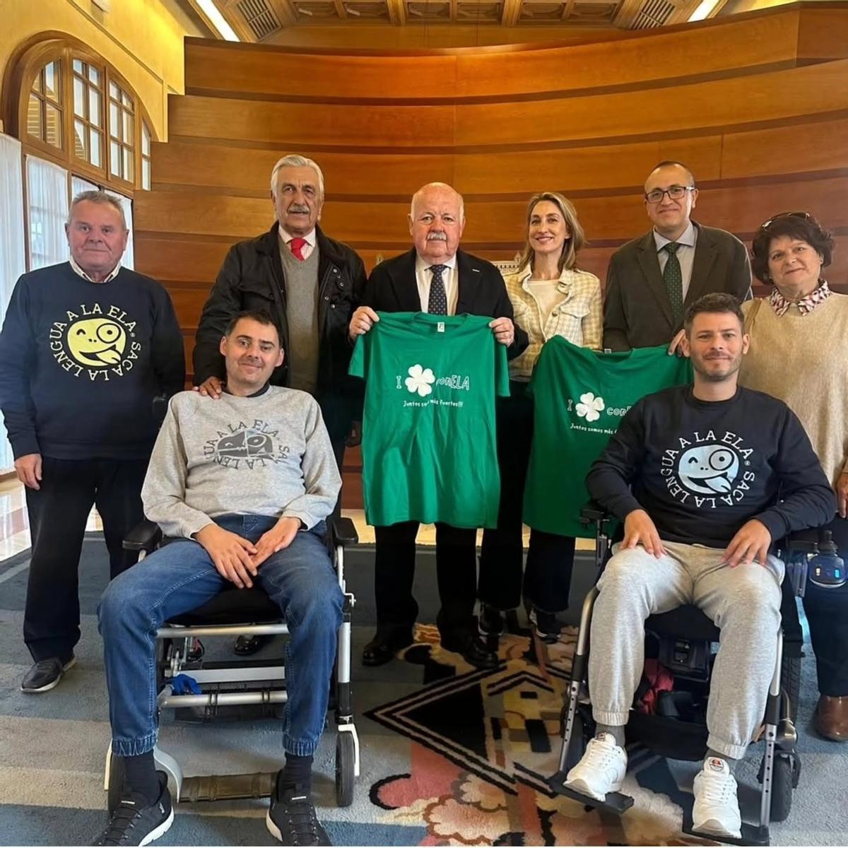 Jesús Aguilar, junto a Miguel Ángel Roldán, presidente de Saca la Lengua la ELA, y otros integrantes de esa asociación y de ELA Andalucía, en el año 2025, junto a miembros del Parlamento andaluz, como su presidente, Jesús Aguirre.