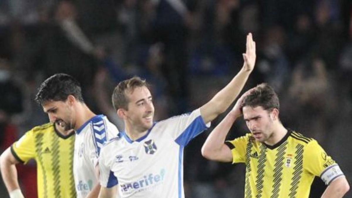 El jugador del Dépor saluda tras marcar un gol con el Tenerife. |  // CDT