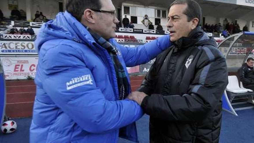 Tomé, a la derecha, saludando a Arniella el domingo en el Antuña.