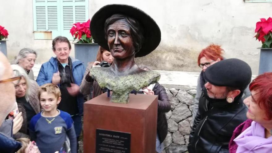 La plaza de l&#039;Orient ha acogido esta tarde la inauguración del busto.