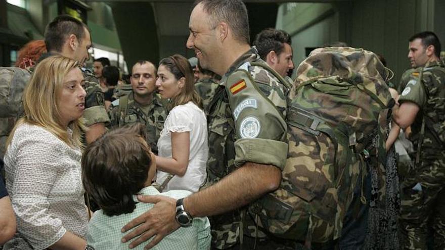 Militares de la Brilat a su llegada, ayer, al aeropuerto de Lavacolla. / tucho valdés