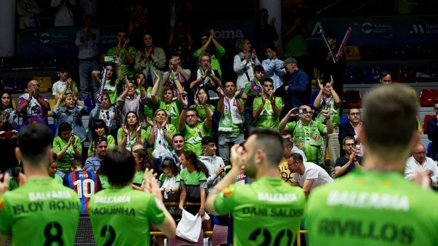 Los jugadores del Palma Futsal se despiden de los cerca de doscientos aficionados que se desplazaron al Pabellón Fernando Argüelles de Antequera.
