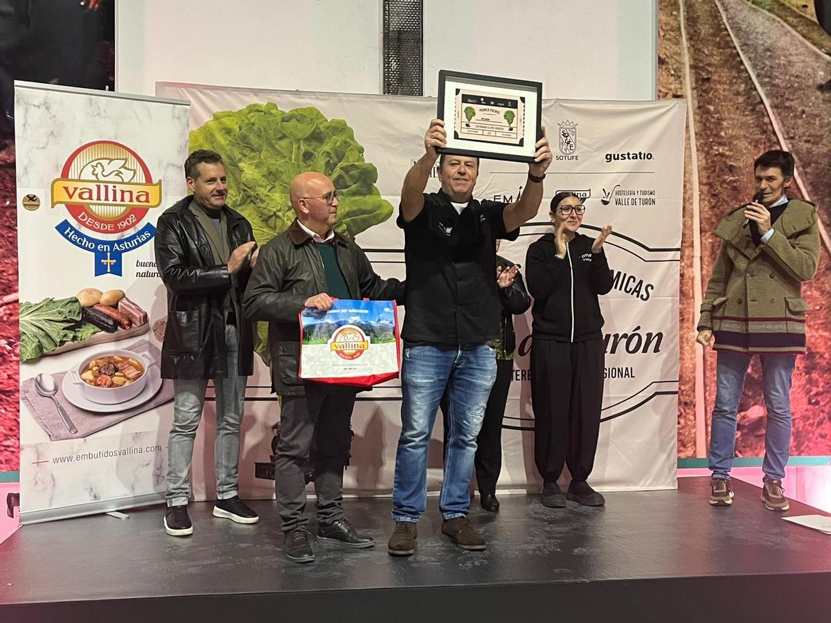 José María Ramos, de "Michem", recibe el premio de manos de Pedro López, de embutidos Vallina.
