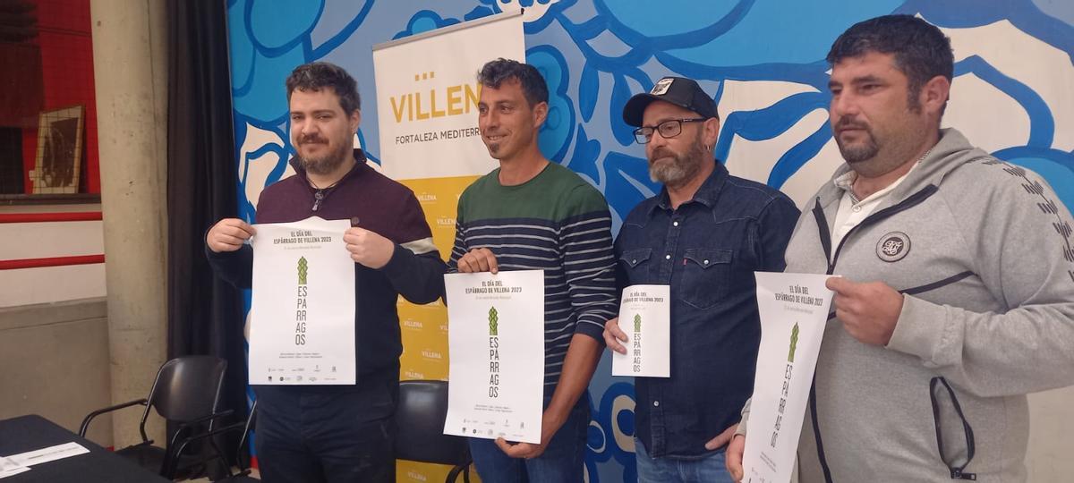 El concejal de Desarrollo Económico de Villena, Antonio Jesús Alba, con tres productores locales de espárragos.