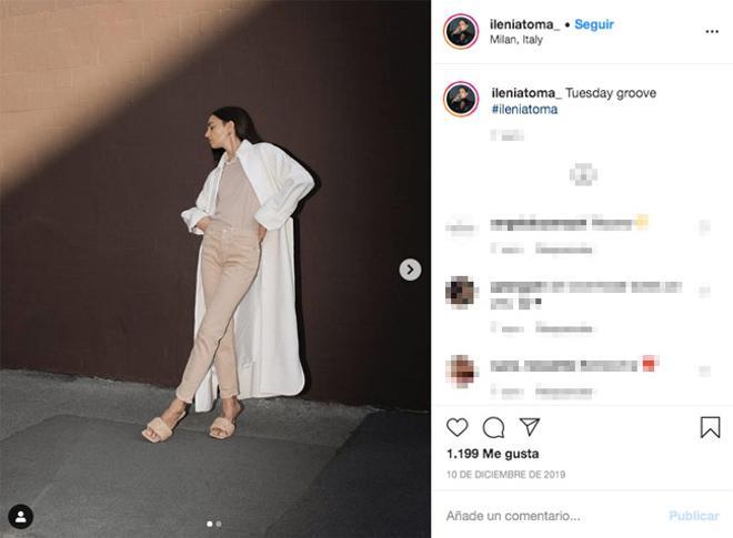 La italiana Ilenia Toma con sandalias de Bottega Veneta