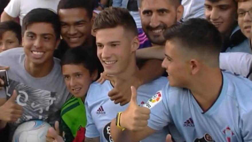 Santi Mina recibe el calor de 2.000 aficionados del Celta en su presentación