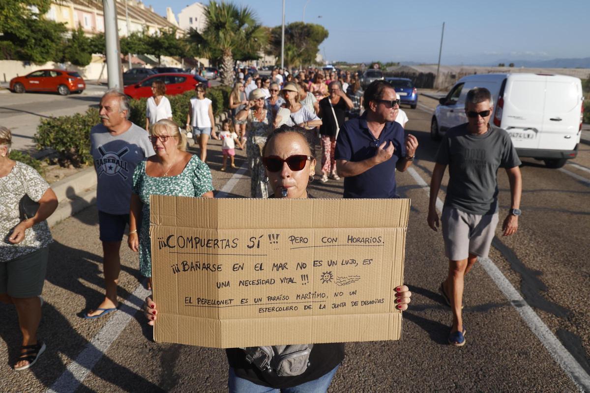 La manifestación en El Perellonet, en imágenes: exigen playas limpias y el control de las compuertas de l'Albufera