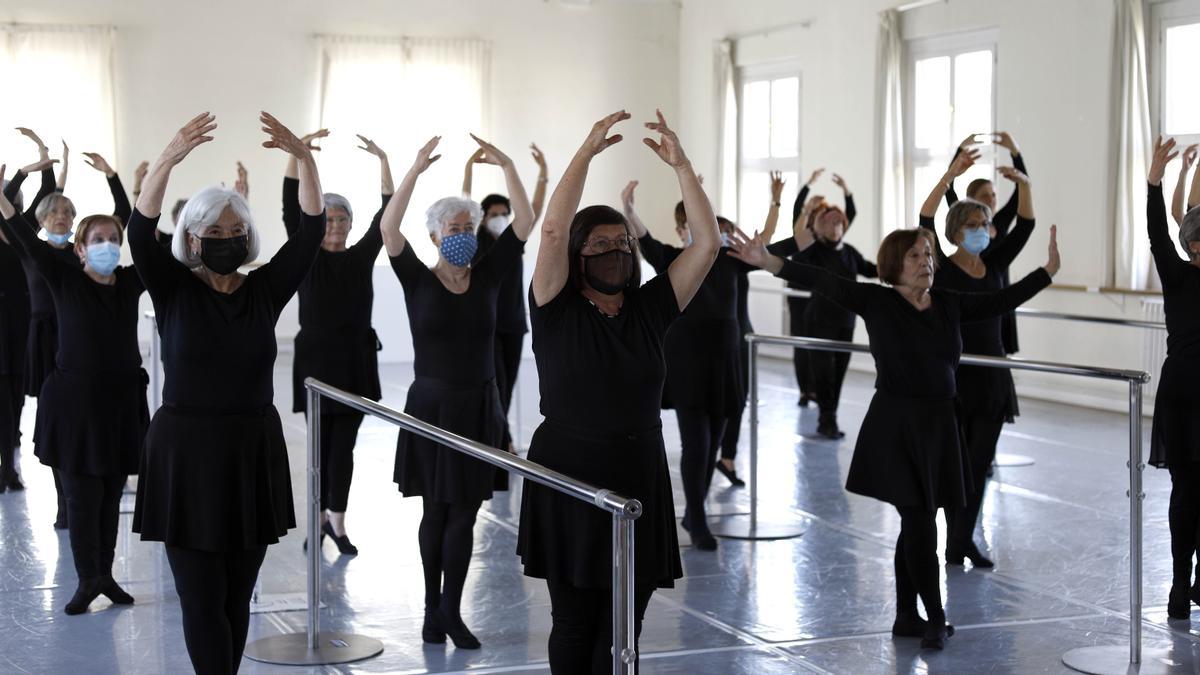 El Centro de Danza de Zaragoza ha acogido este viernes el III Encuentro de Ballet para todos.