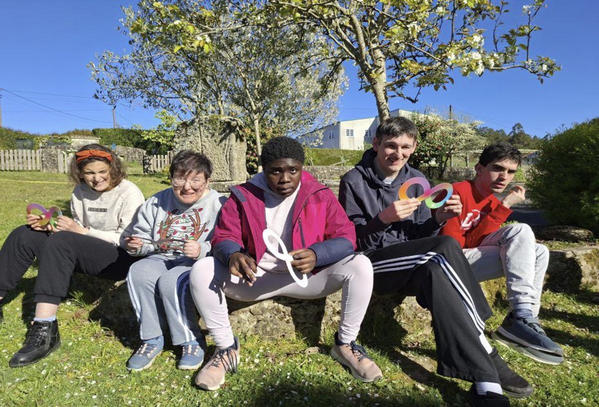 Usuarios do centro de Berres conmemorando o día do Autismo. |