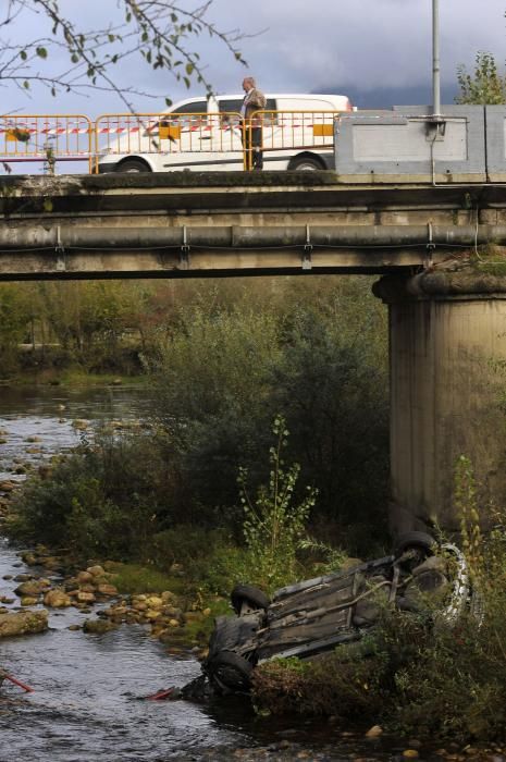 Caída de un coche desde el puente de La Chalana