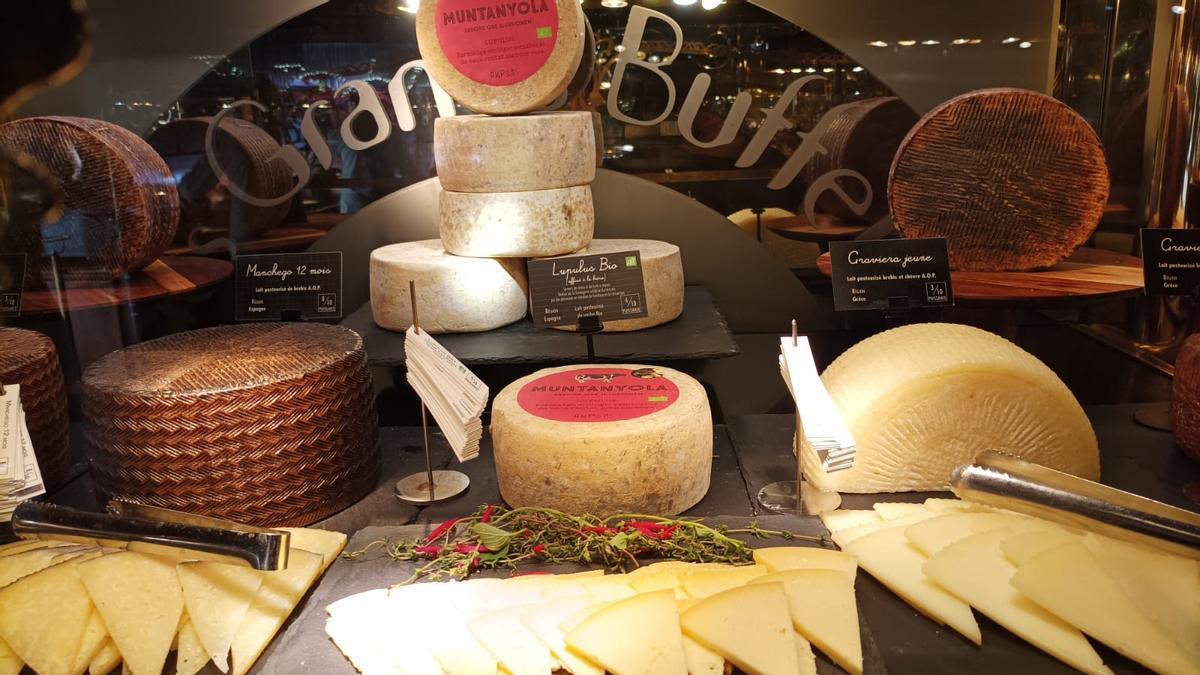 El formatge Lúpulus al bufet del restaurant francès