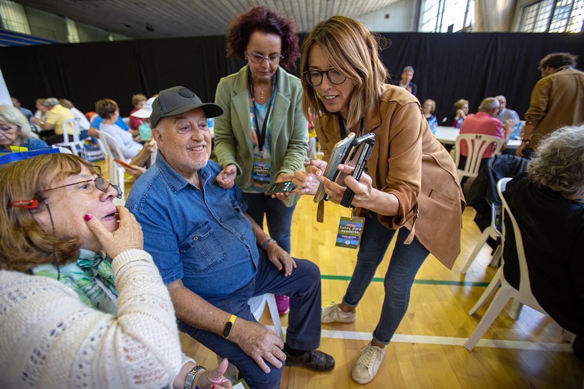 ‘Hackatón sénior’ en L’Hospitalet. Talleres digitales para la gente mayor.