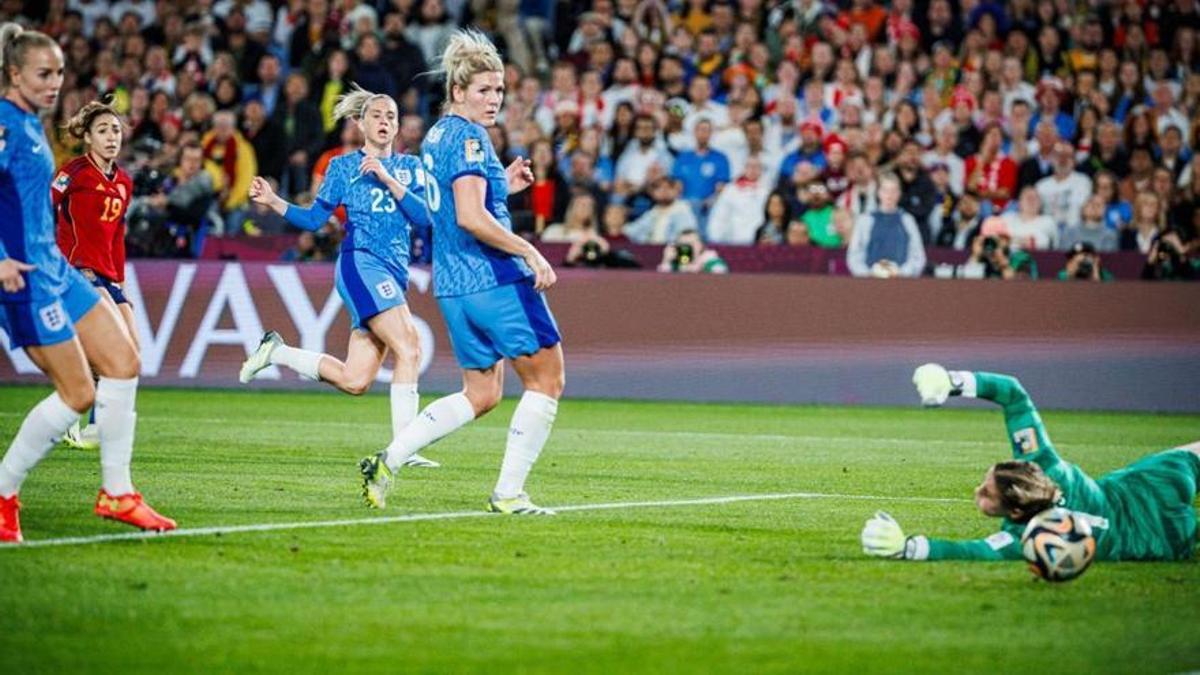 Olga Carmona dispara en la jugada que abrió el marcador en la final entre España e Inglaterra.