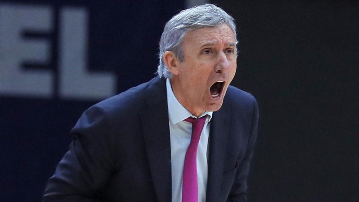 Pesic abronca a sus jugadores en una acción del partido