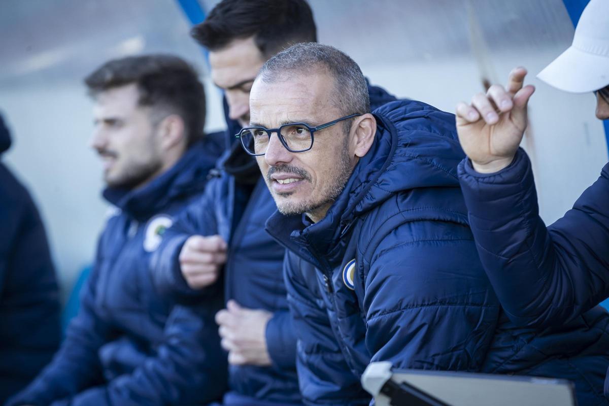 El entrenador del Hércules, Beto Company, en el banquillo visitante del Tarazona.