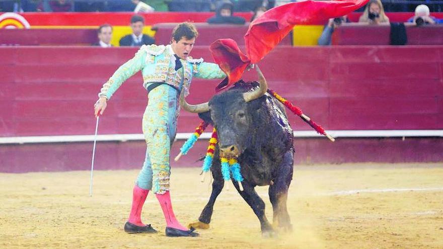 El torero sevillano dibuja un pase de pecho con los dos talones asentados, muestra de la firmeza que evidenció en toda la tarde de ayer. | GERMÁN CABALLERO