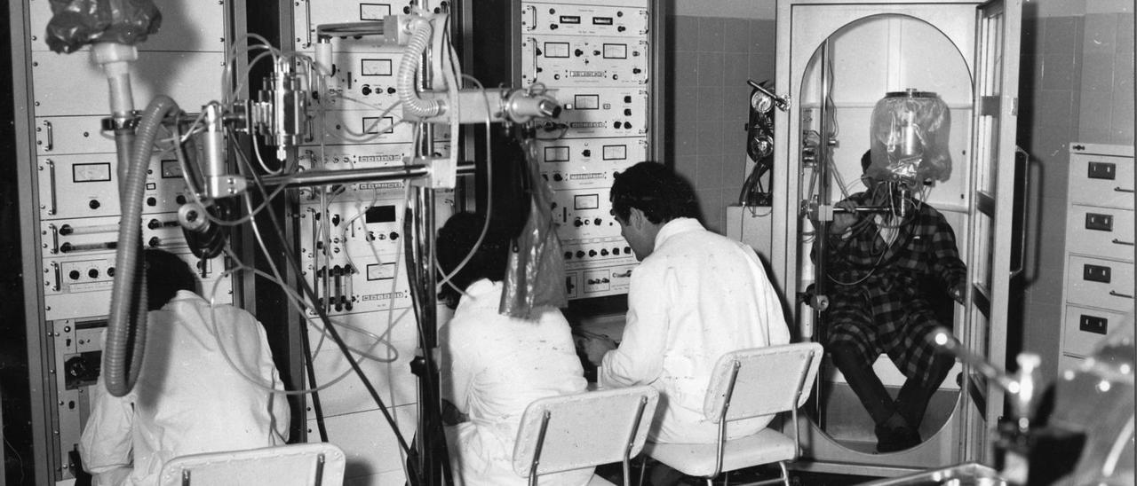 Especialistas tratando a un enfermo de silicosis en los inicios del centro.