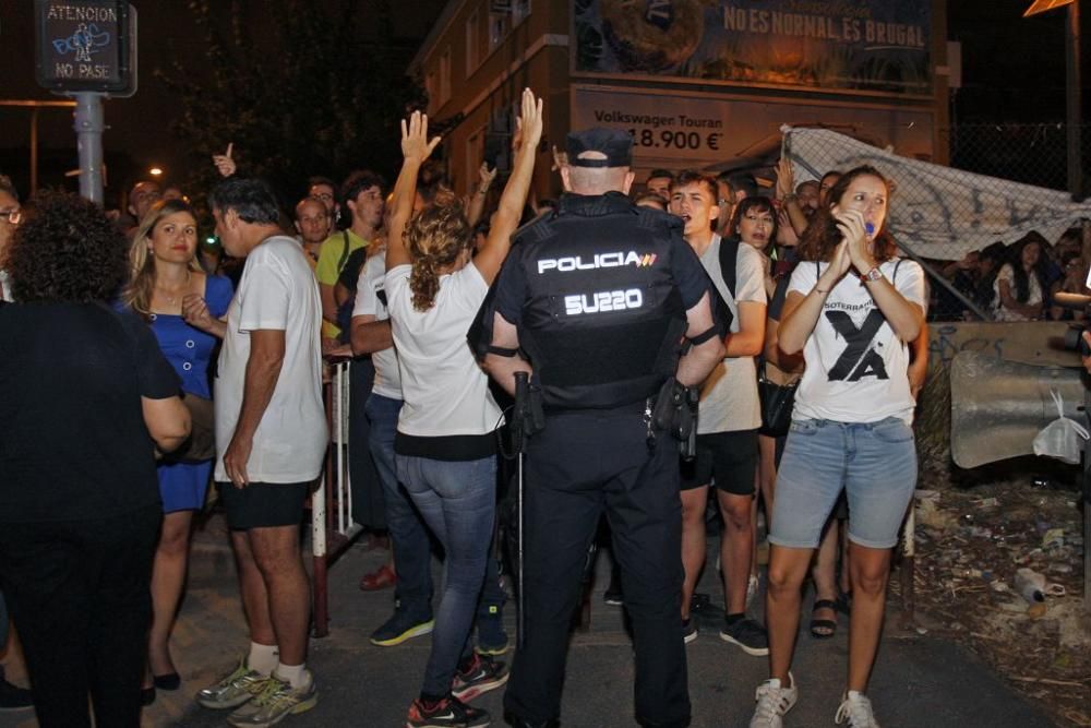 Los manifestantes protestan contra el AVE