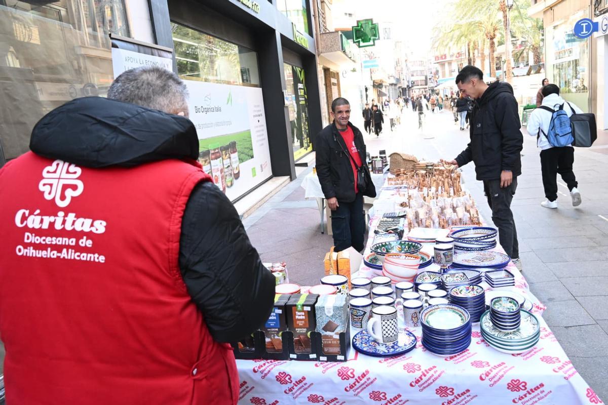El voluntario Pascual Maciá asegura que la iniciativa está teniendo una gran respuesta de la ciudadanía