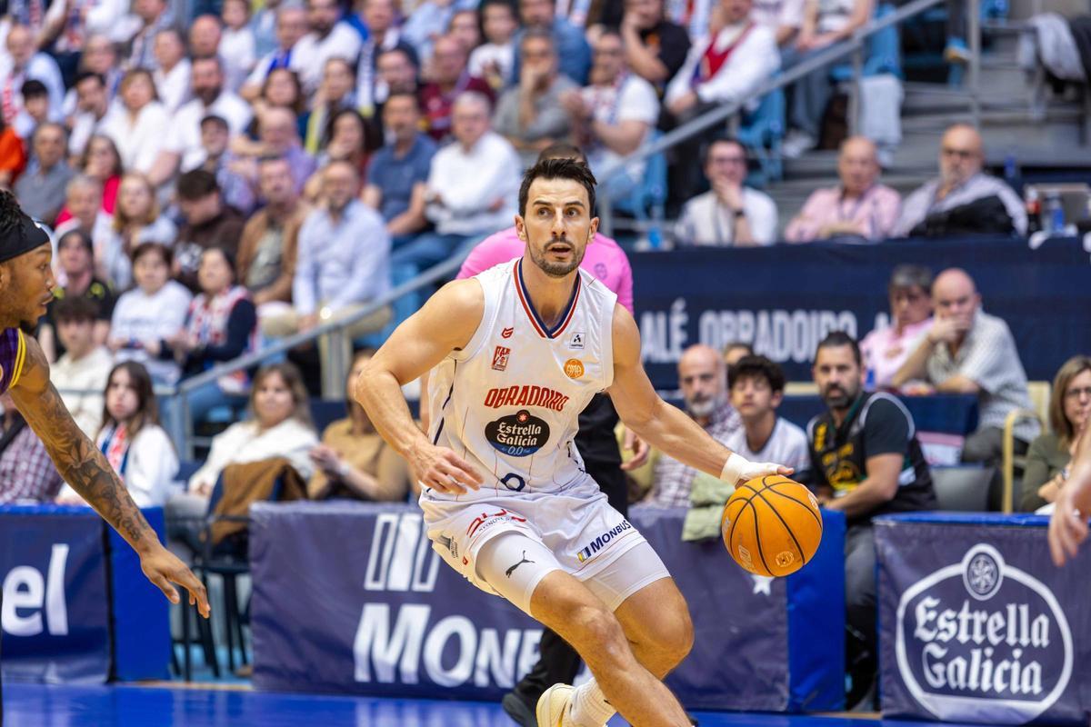 El Obradoiro arrasa en la 'guerra' con el Palencia El Obradoiro arrasa en la 'guerra' con el Palencia