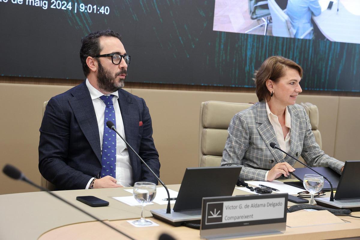 Víctor de Aldama, junto a la diputada regional del PP Margalida Durán, en el Parlament balear.